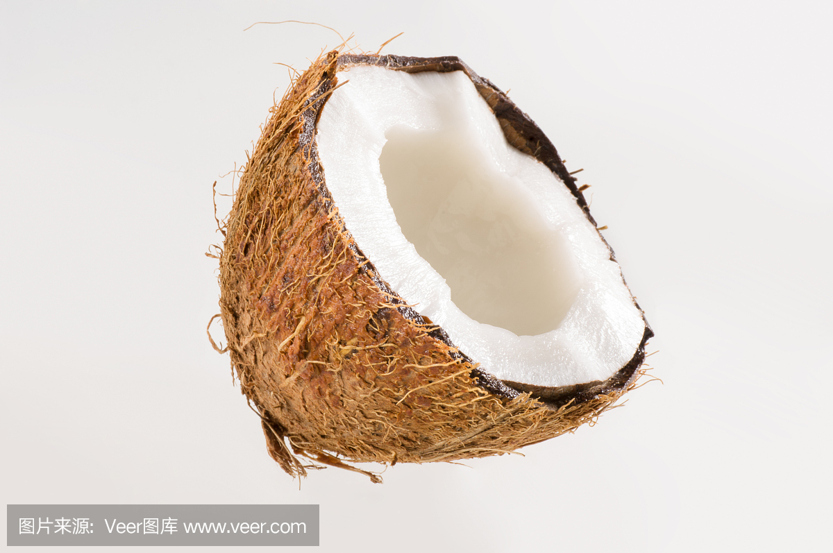 白色孤立背景上的新鮮椰子。