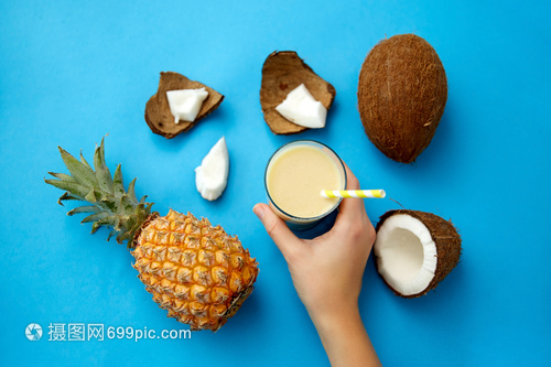 夏日健康之選 手作菠蘿椰子飲，搭配環(huán)保紙吸管與藍(lán)色風(fēng)情